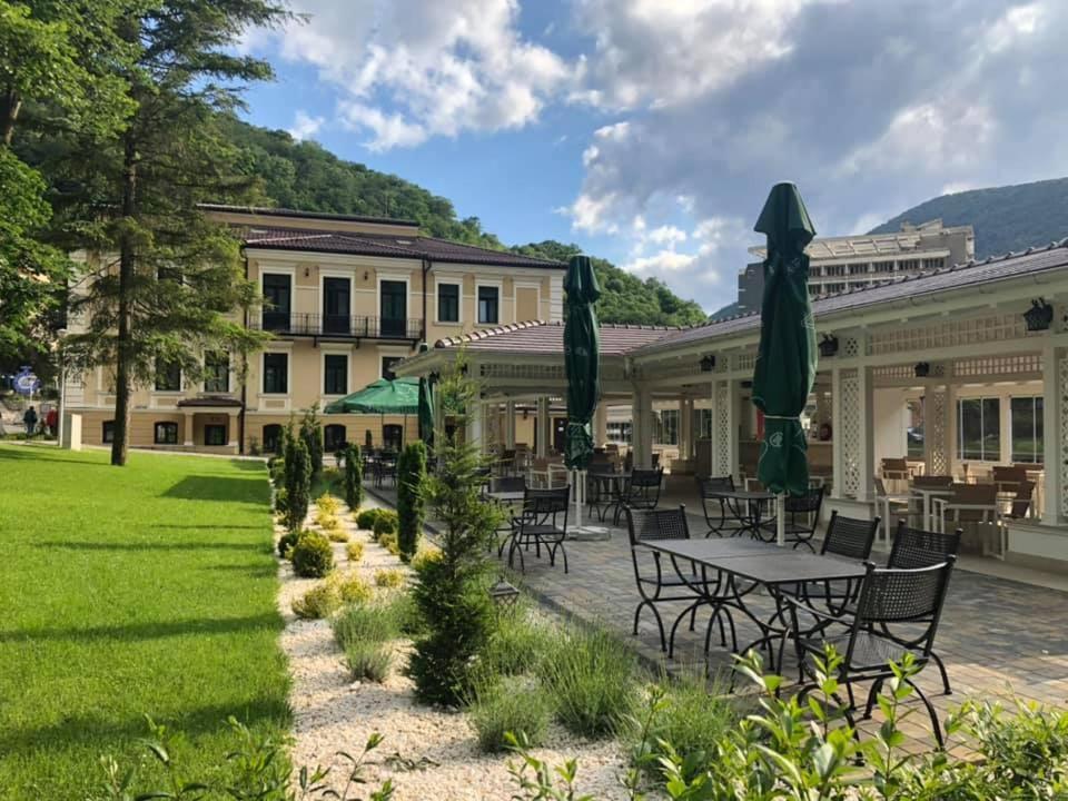 Hotel Versay Băile Herculane エクステリア 写真
