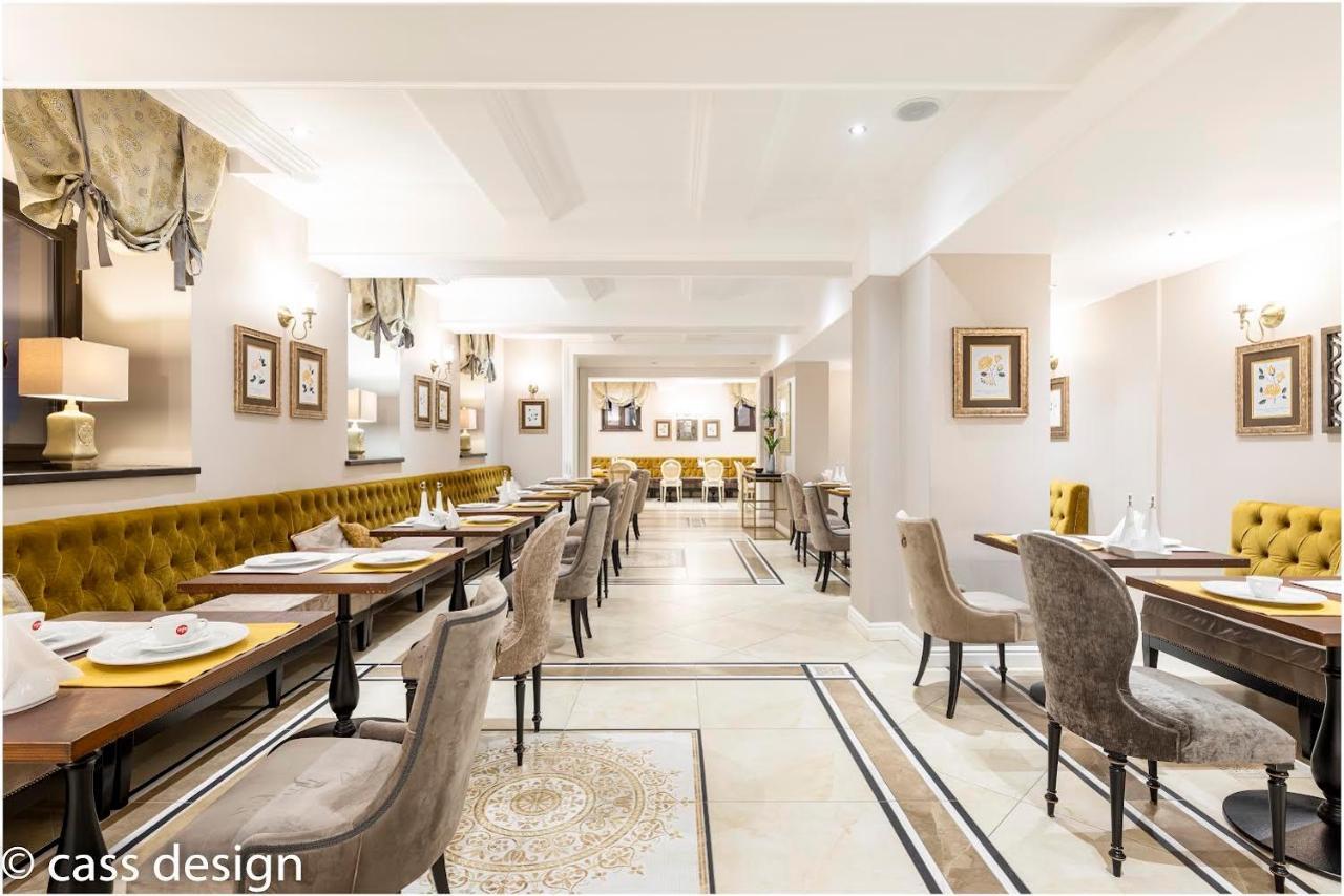 Hotel Versay Băile Herculane エクステリア 写真