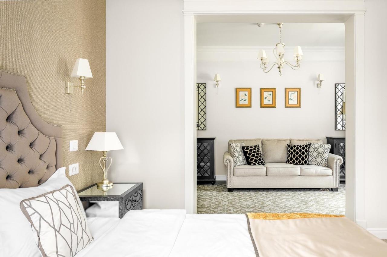 Hotel Versay Băile Herculane エクステリア 写真