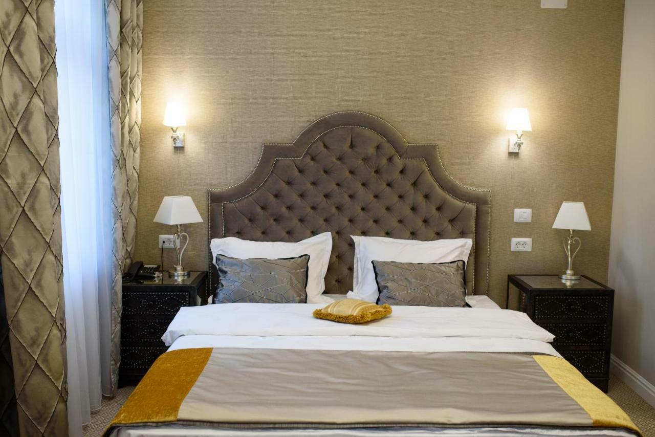 Hotel Versay Băile Herculane エクステリア 写真