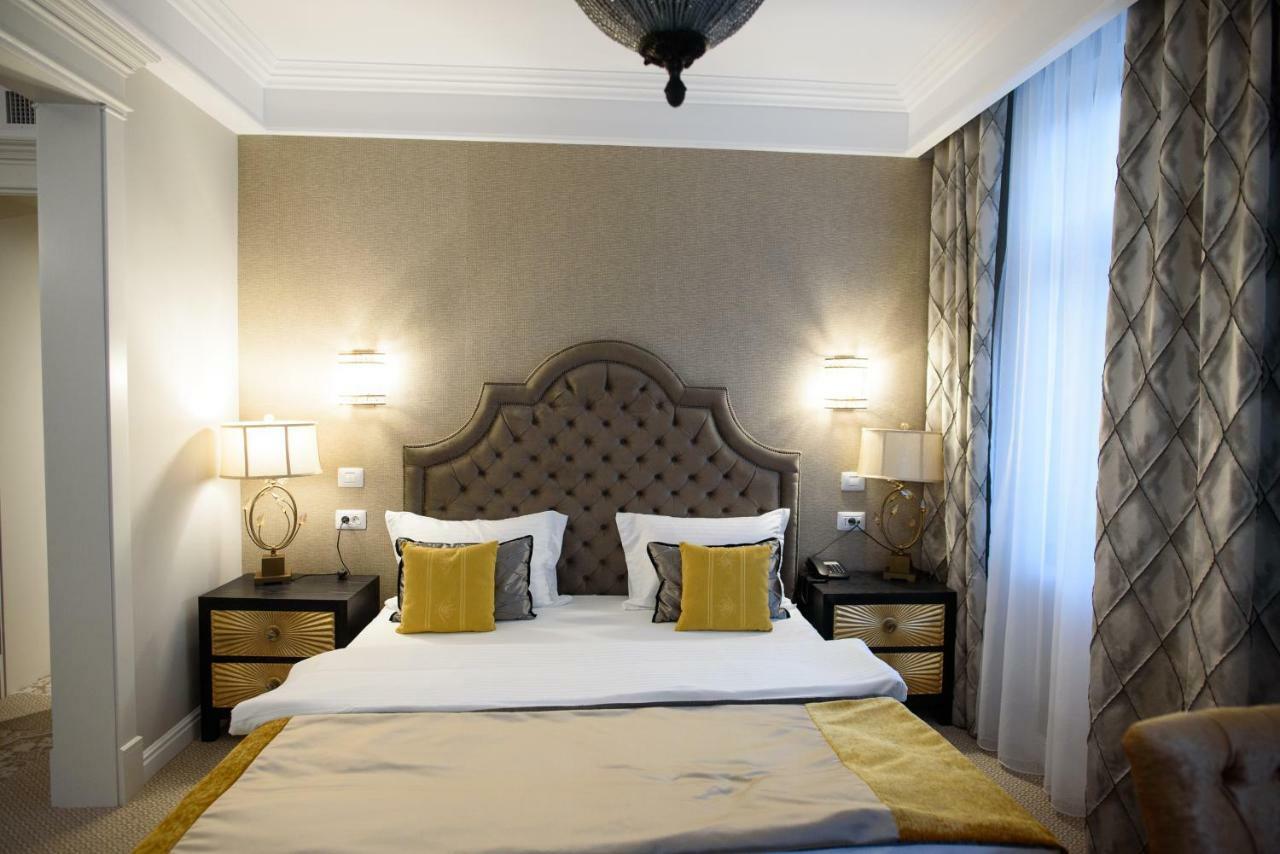 Hotel Versay Băile Herculane エクステリア 写真