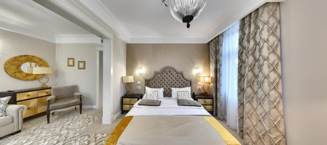 Hotel Versay Băile Herculane エクステリア 写真